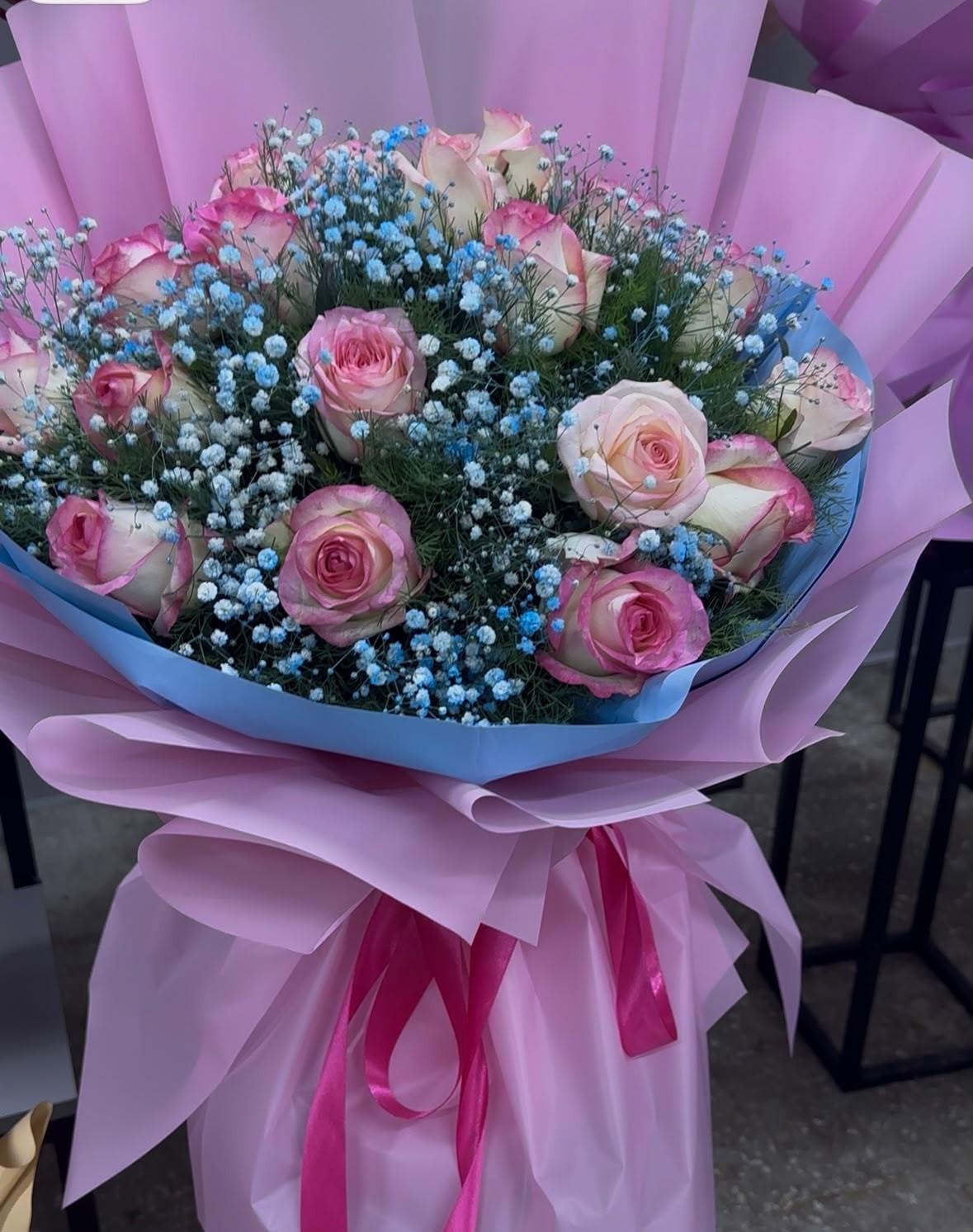 Ծաղկեփունջ  վարդերով և գիպսոֆիլիաներով -  Lusi Flowers