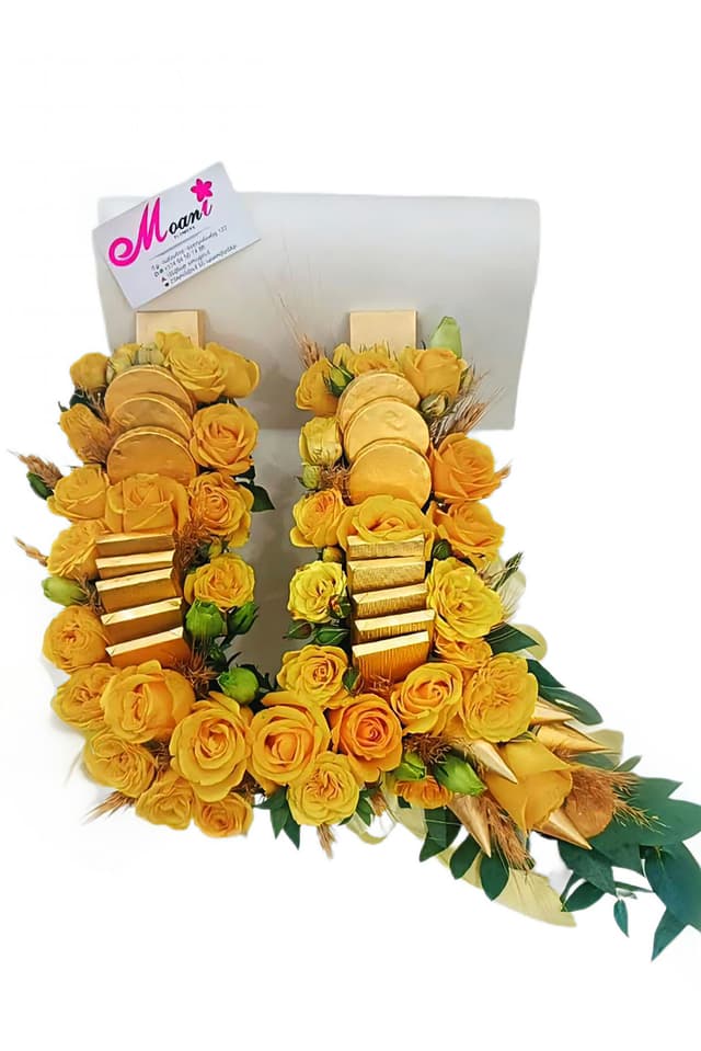 Ծաղկային կոմպոզիցիա Ա տառ դեղին վարդերով - Moani Flowers