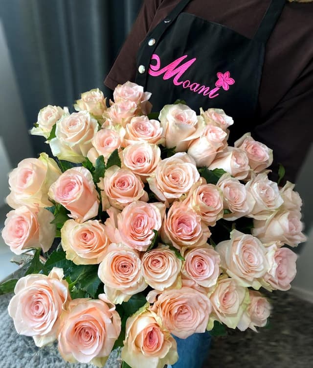 Ծաղկեփունջ բաց վարդագույն վարդերով - Moani Flowers