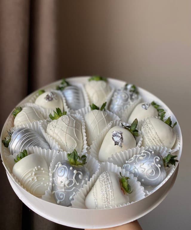 Կլոր տուփ՝ ելակներով