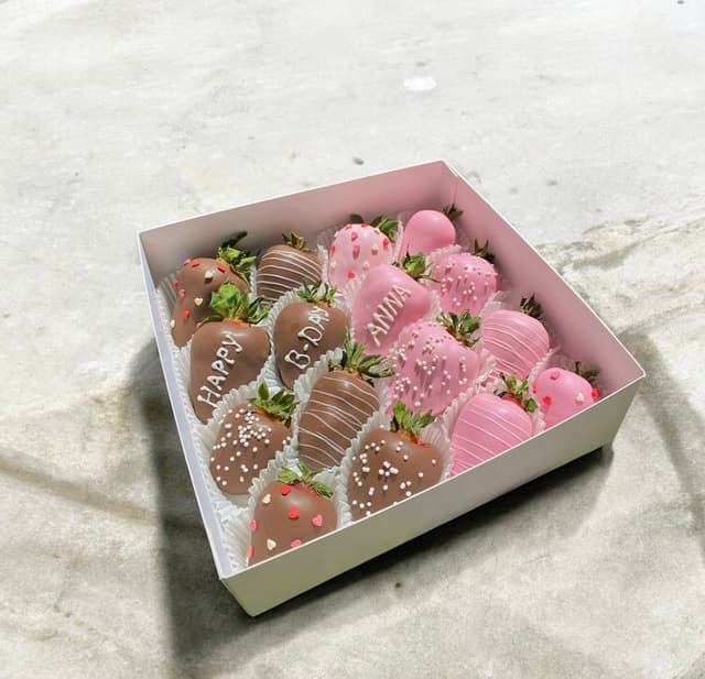 Коробка с клубникой с надписью