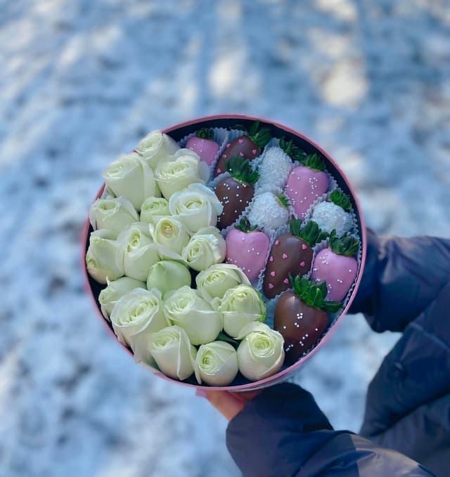 Набор с клубникой и розами