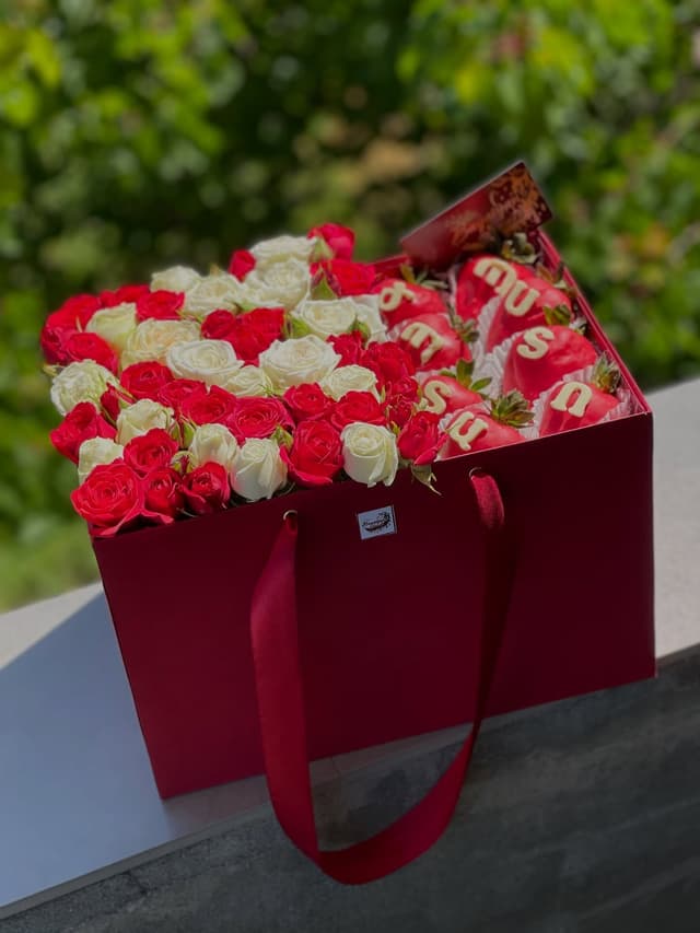 Box with chocolate-covered strawberries and roses - Bloomie
