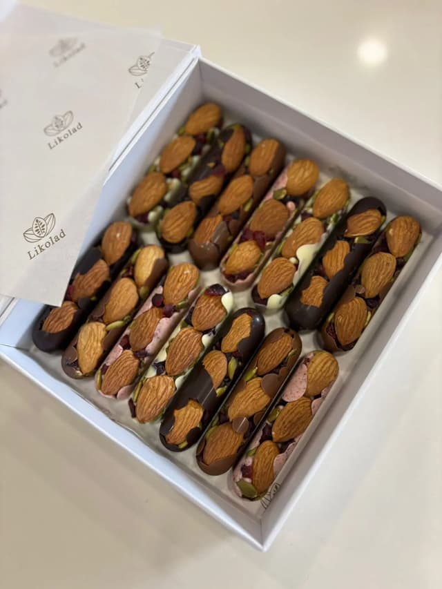 Handmade Chocolate Assortment Floral - Likolad