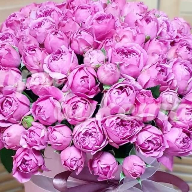 Box with 9 peony-shaped chocolates - VkusLil
