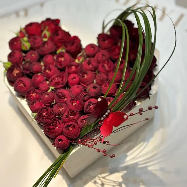 Floral arrangement in a heart-shaped box 43 - VkusLil