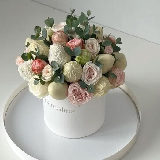 Chocolate-covered strawberries and roses in a box - VkusLil