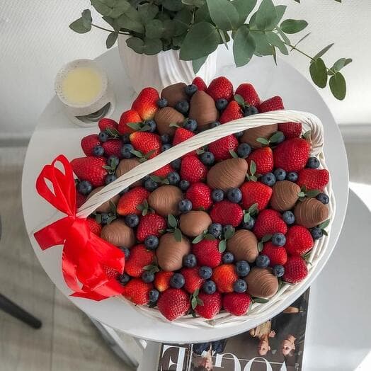 Basket with chocolate-covered strawberries and berries - VkusLil