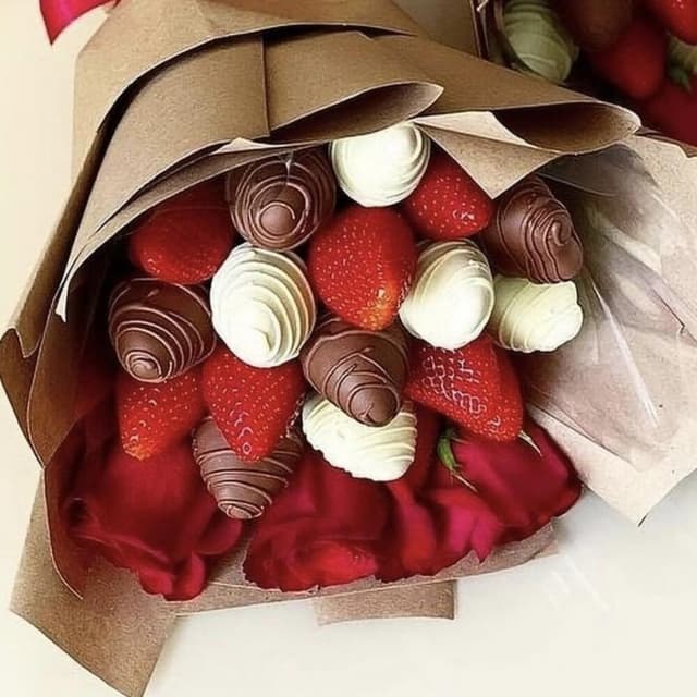 Bouquet with chocolate-covered strawberries and roses - VkusLil