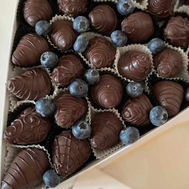 Chocolate-covered strawberries in a heart-shaped box - VkusLil