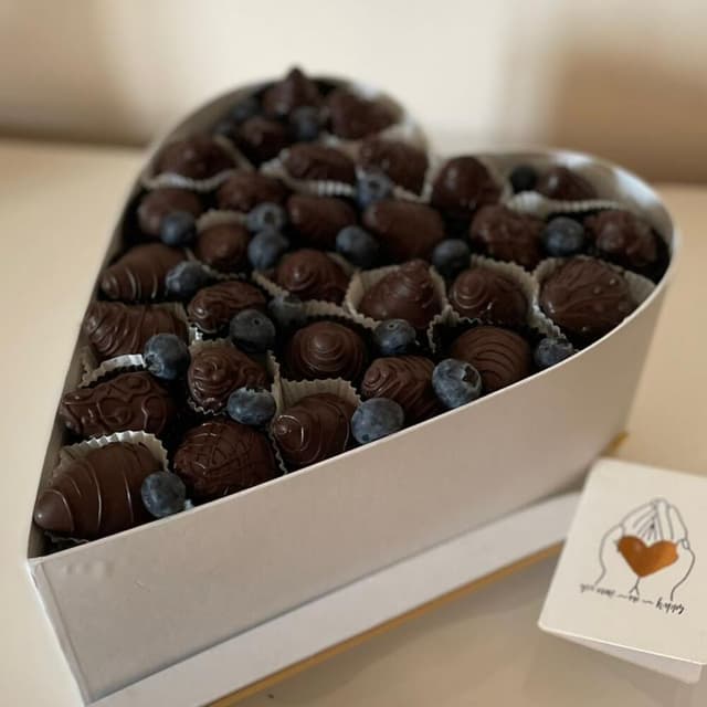 Chocolate-covered strawberries in a heart-shaped box - VkusLil