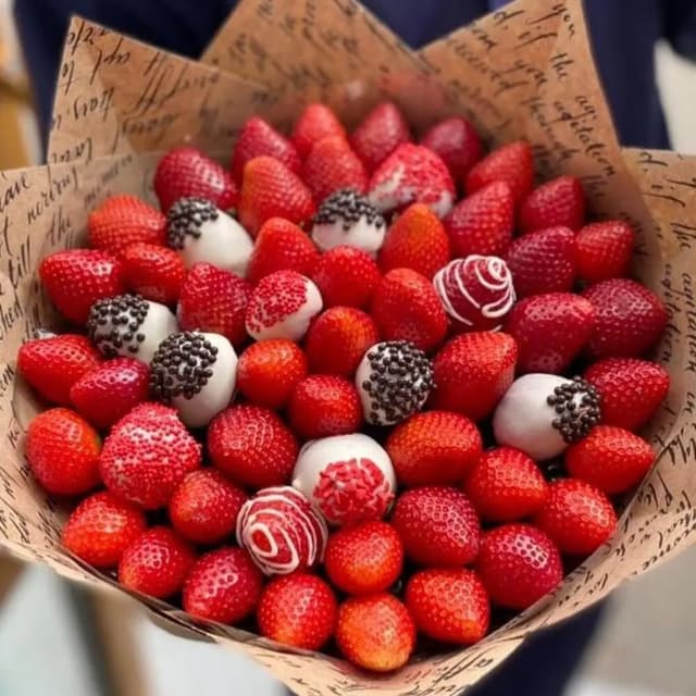 Basket with roses, chocolate-covered strawberries, and fresh strawberries - VkusLil