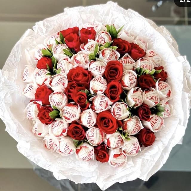 Bouquet of roses and Ferrero Rocher - VkusLil