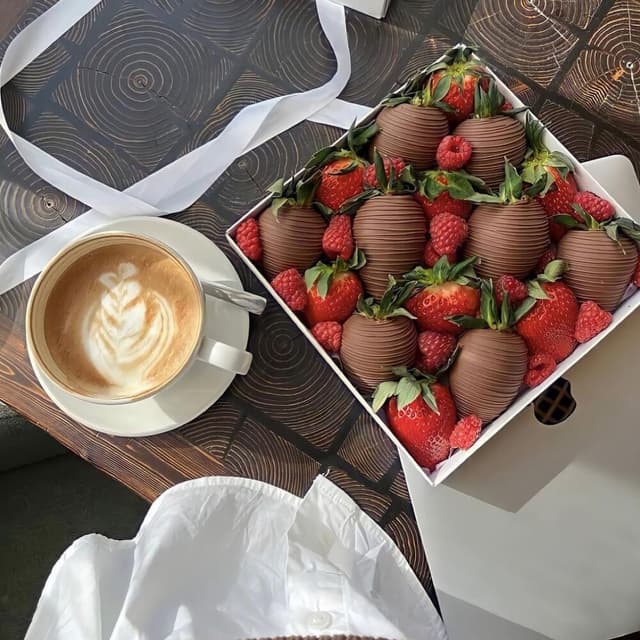 Box with chocolate-covered strawberries and fresh berries - VkusLil