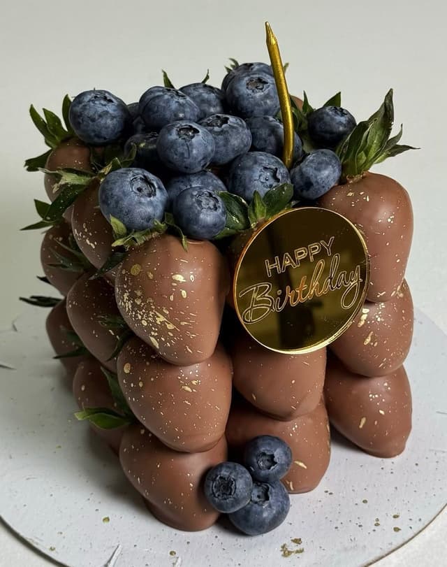 Шоколадные клубники в форме торта