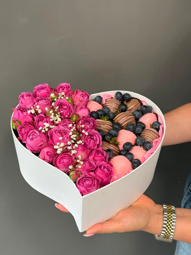 Set of chocolate-covered strawberries, blueberries, and roses - Flower Lab