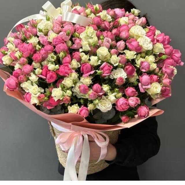 Корзинка с розами, похожими на пионы - Flower Lab