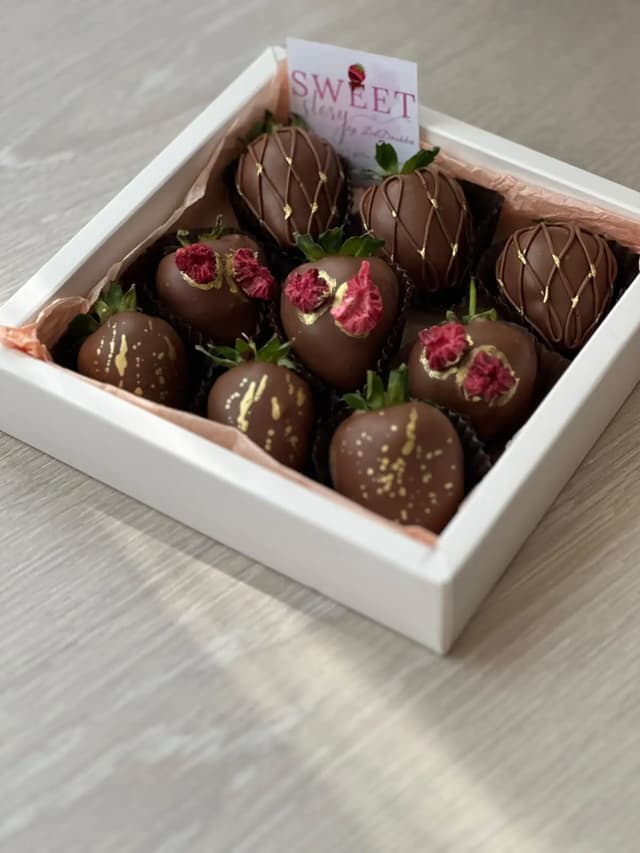Chocolate-covered strawberries 1