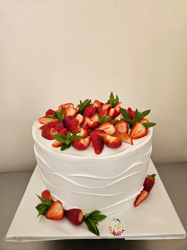 Торт с клубникой на 12 персон - Arsa cake