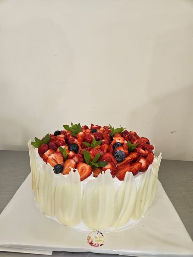 Strawberry cake for 10 people - Arsa cake