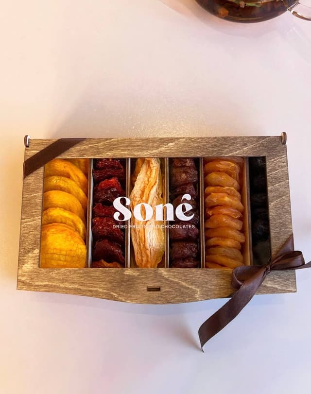 Набор из натуральных сухофруктов и шоколада в деревянной коробке 3 - Dried Fruits Sone