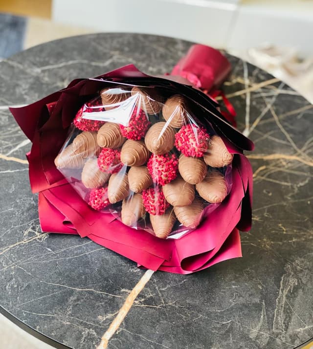 Bouquet with chocolate-covered strawberries - Aristocrat