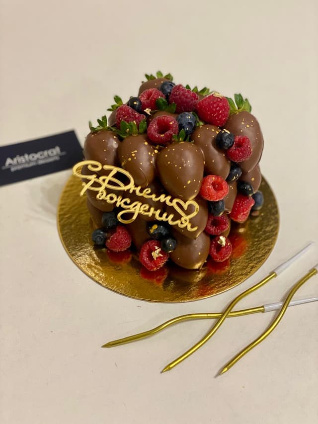 Cake with chocolate-covered strawberries - Aristocrat