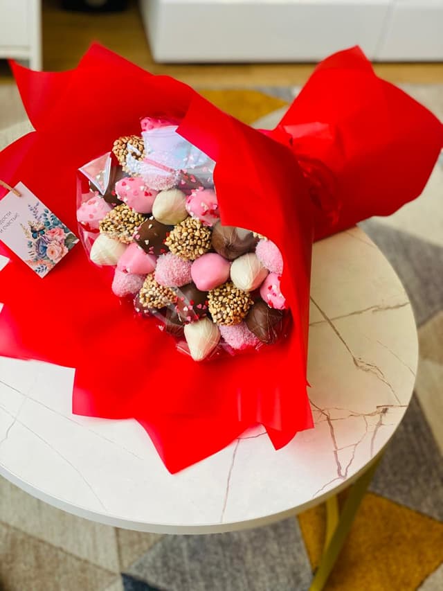 Bouquet with chocolate-covered strawberries and flowers - Aristocrat