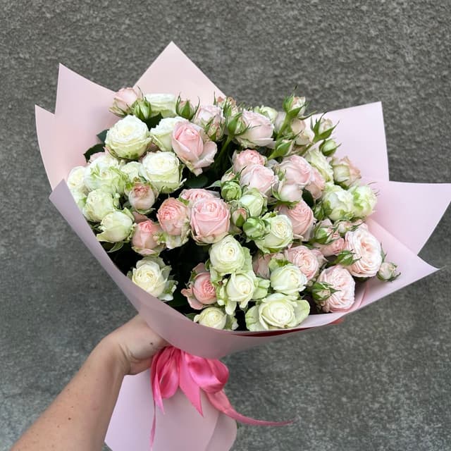Букет из белых и розовых кустовых роз