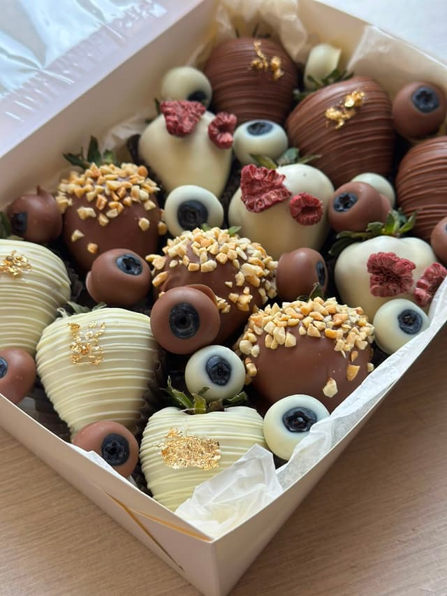 Chocolate-covered strawberries BOX 05