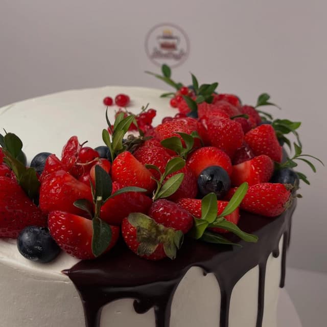 Berry Cake for 12 people - Sladkoff