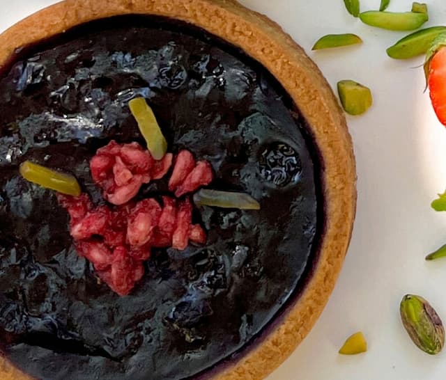 Vegan berry tart without sugar and gluten-free - Sweetli by Lilit