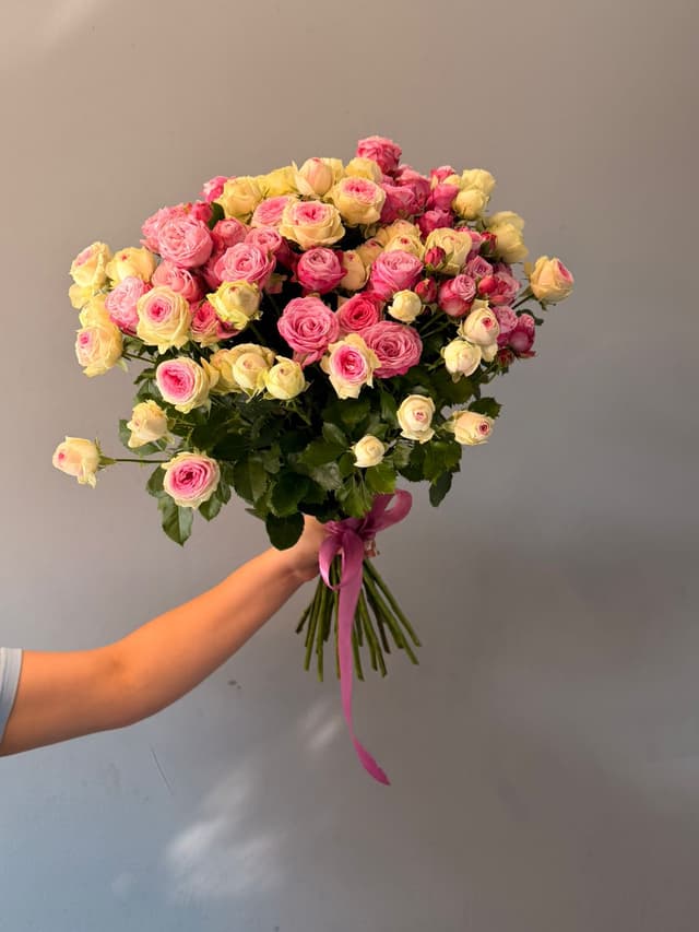 Bouquet with spray roses - Mira Flowers