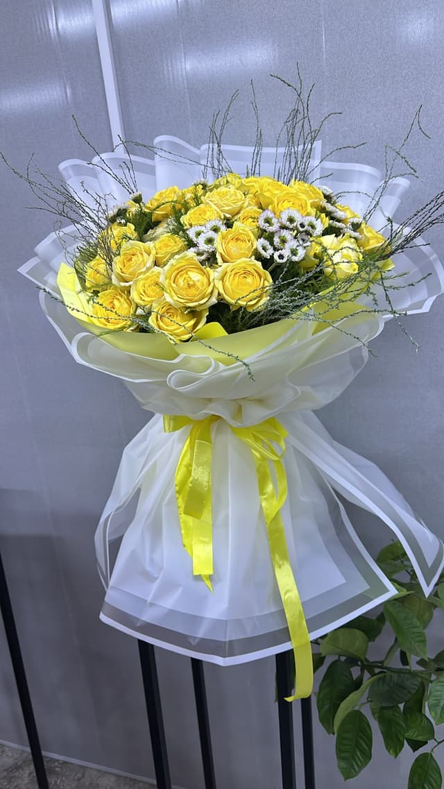 Bouquet with yellow roses - Lusi Flowers