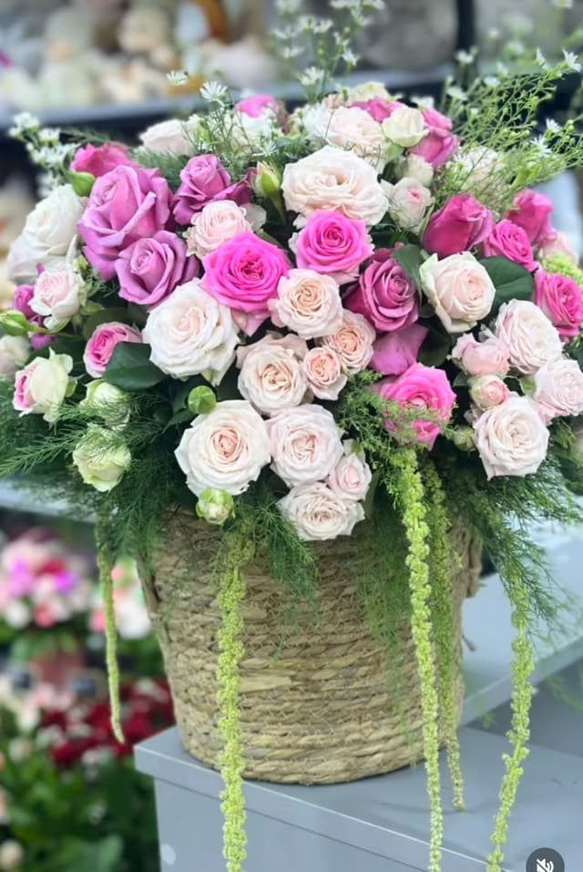 Floral arrangement in a basket - Lusi Flowers