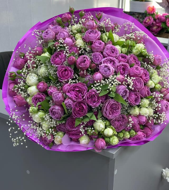 Bouquet with white and pink spray roses - Lusi Flowers