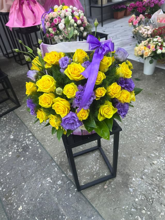 Floral arrangement in a basket - Lusi Flowers