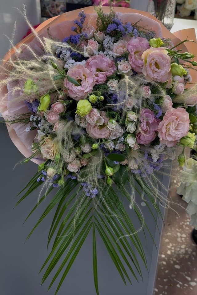 Bouquet with spray roses and lisianthus - Lusi Flowers