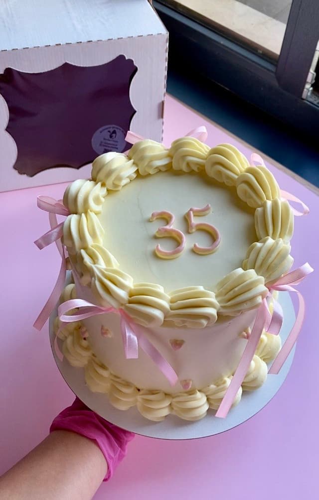Fashionable "Lambeth" style pleated cake