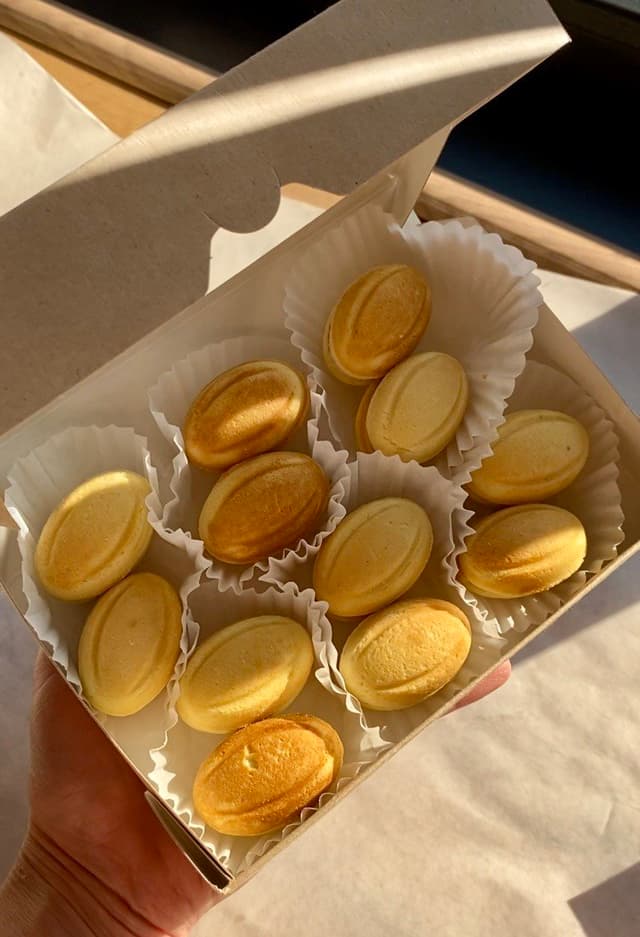 Nut-shaped cookies with condensed milk (12 classic pieces): a gift for father, mother, friend, colleague, or loved one.