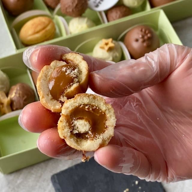 Nut-shaped cookies with condensed milk (12 classic pieces): a gift for father, mother, friend, colleague, or loved one.