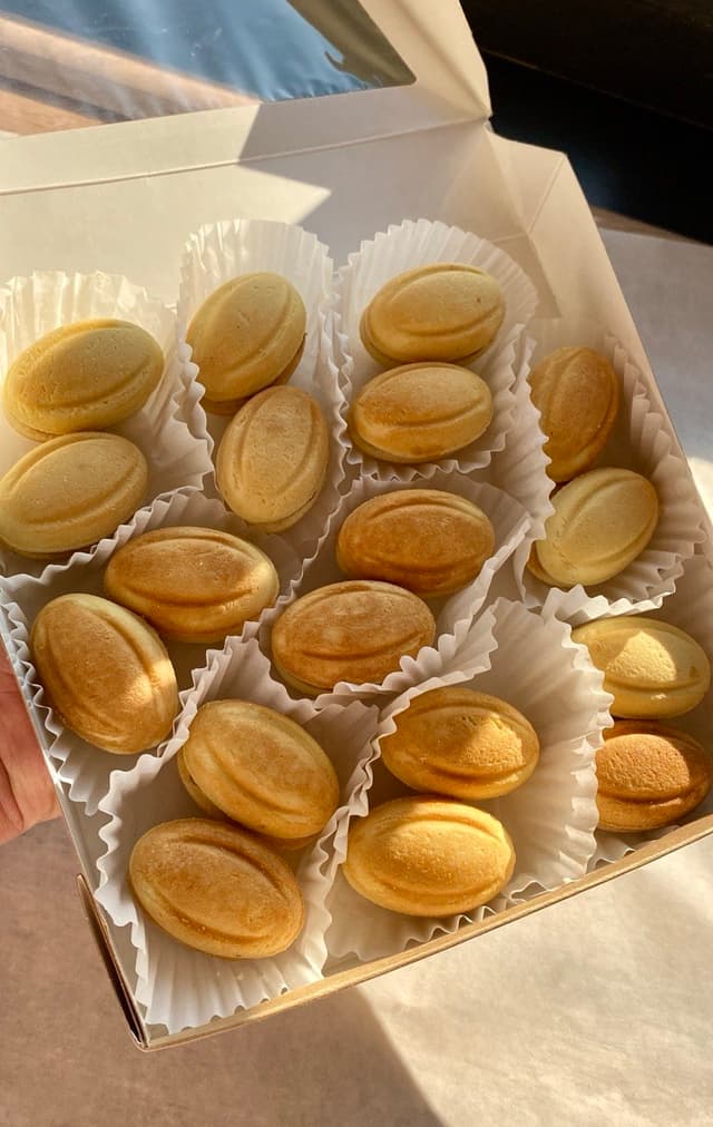 Nut-shaped cookies with condensed milk (18 classic pieces): a gift for father, mother, friend, colleague, or loved one.