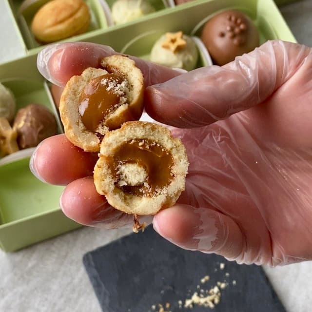 Nut-shaped cookies with condensed milk (18 classic pieces): a gift for father, mother, friend, colleague, or loved one.