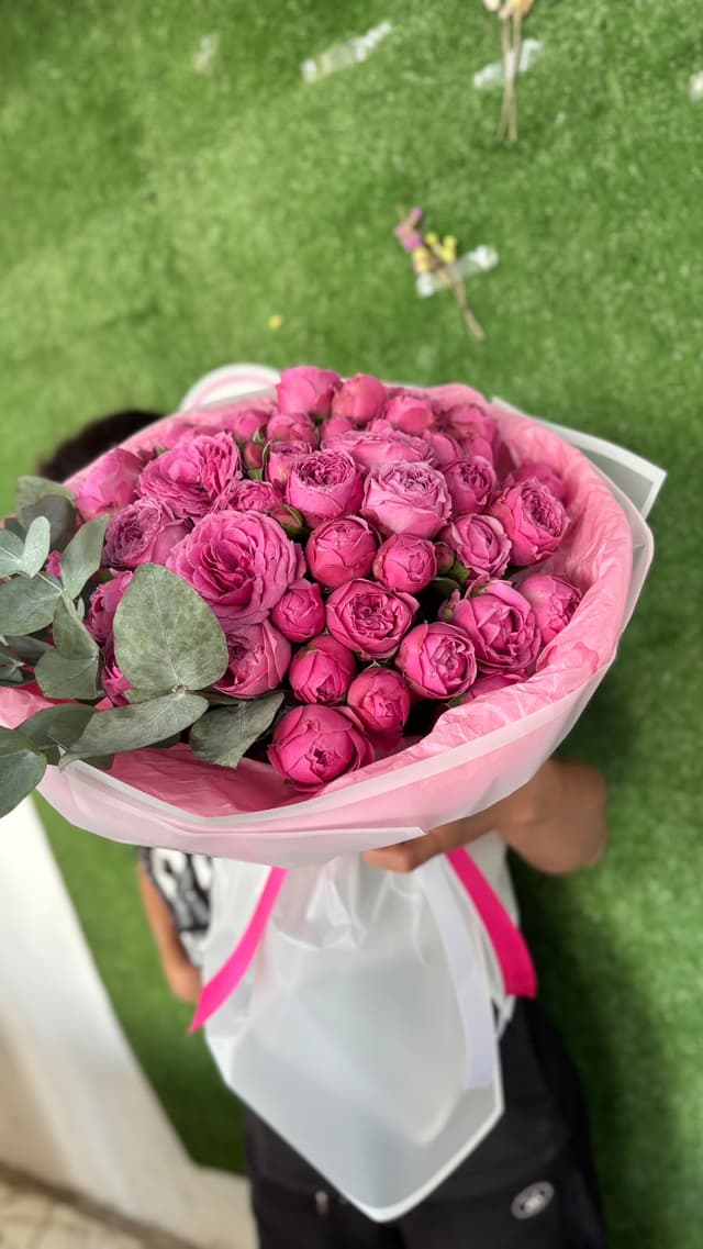 Букет с кустовыми розами и эвкалиптом - ANNELLA Flowers & Design
