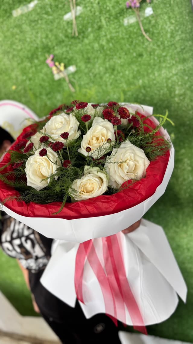 Ծաղկեփունջ վարդերով և քրիզանթեմով - ANNELLA Flowers & Design