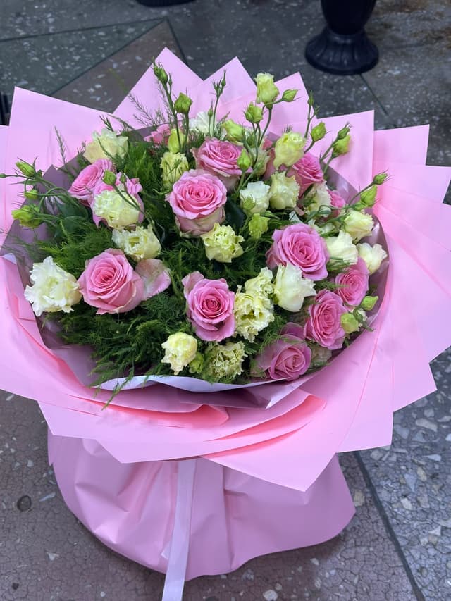 Букет с розами и лизиантусами - Lusi Flowers