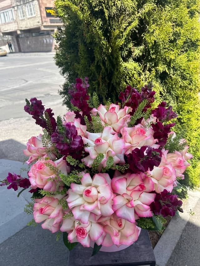Floral arrangement in a box - FIORI FLOWERS