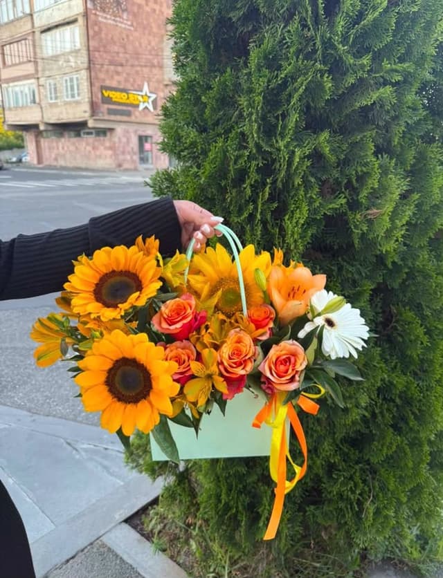 Цветочная композиция в сумке - FIORI FLOWERS