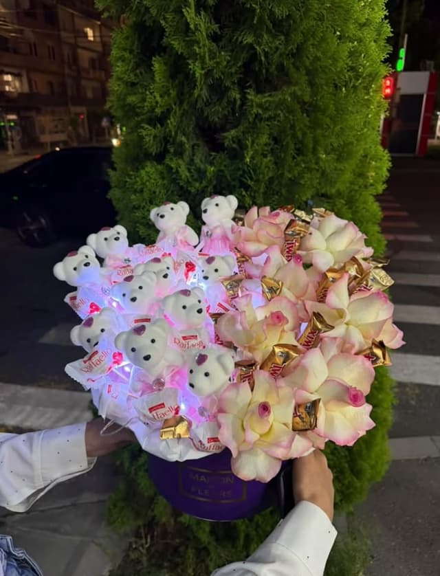 Набор с коробкой, сладостями и цветами - FIORI FLOWERS
