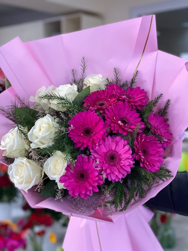 Ծաղկեփունջ գերբերաներով ու վարդերով - Vanila Flowers Shop